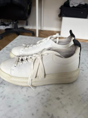 Pavement Vita chunky sneakers med svart detalj - Pavement sneakers i skinn. Skorna har klassisk snörning och är tillverkade i slätt material. Perfekta för dig som gillar en stilren men ändå trendig look. Svart detalj bak nypris 1199kr