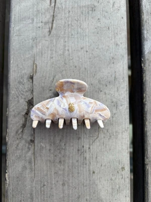 Mönstrad hårklämma  - Snygg mönstrad hårklämma med silikon på insidan som skapar en antislip funktion. Håller sig på plats hela dagen🤩Orginellt ifrån Ia bon