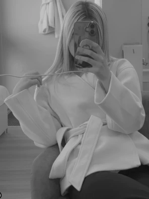 Vit kappa - Mysig vit kappa från Gina tricot! Använd fåtal gånger så i bra skick. Pris kan diskuteras!💕storlek S!💕