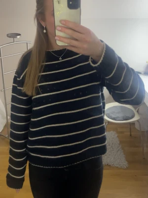 Marinblå randig stickad tröja JDY - Mysig marinblå stickad tröja från JDY med vita ränder. Superskön och snygg! Är i storlek XL men det känns helt fel eftersom den passar mig som oftast bär S/M. Knappt använd. Skriv om du har några frågor!💗