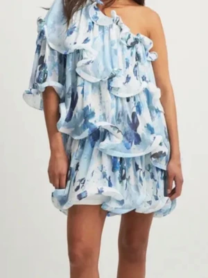 Klänning - Fin blå Lojsan Wallin klänning X NA-KD. Den är helt oanvänd och prislappen sitter kvar💙säljer den då den inte passade mig! Väldigt fin att ha på tillexempel en studentmottagning eller bara som en finare klänning under sommaren🙏🏼Den är i storlek 34! Den går inte att köpa längre på deras hemsida utan den finns endast ”second hand”. Lägger ut den för 900kr men går definitivt att diskutera pris! Inget prisförslag är dåligt/jobbigt🥰 skriv vid eventuella frågor!🩷