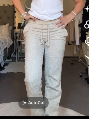 Beiga linnebyxor med dragsko - Snygga beiga linnebyxor med avslappnad passform och bred resår i midjan från Skagen clothing. Säljs på grund av för små💗