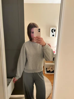 Grå oversized sweatshirt - Mjuk och oversized grå sweatshirt med rund hals och ribbade muddar vid ärmslut och nederkant. Perfekt för chill dagar hemma eller när du vill ha en enkel och clean look. Materialet ser ut att vara bomull eller bomullsblandning. Priset kan diskuteras ❣️