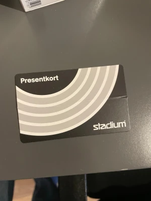 Stadium presentkort 1000 kr - Presentkort från Stadium laddat med 1000 kr. Kan användas i alla Stadiumbutiker i Sverige samt online. Perfekt för att köpa sportkläder, skor eller träningsutrustning. Ej använt någon krona av kortet.