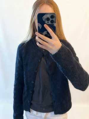 Mörkblå kofta med knappar - Säljer en mörkblå kofta med knappar som inte har kommit till användning hos mig. Koftan funkar både perfekt att ta på sig om man fryser eller bara till vardagen.