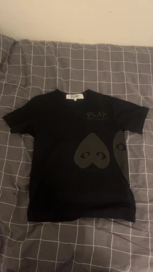 CDG T-Shirt - Snygg T-shirt ifrån comme des carcons❤️. Tröjan köptes sommaren 2025 men användes knappt pga den inte passade mig så bra. Tröjan är i nyskick utan några defekter över huvudtaget🙌🏻!