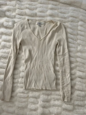 Långärmad tröja - Säljer denna tröja i storlek XS. I använt men bra skick.  Vid intresse är det bara att höra av sig💕