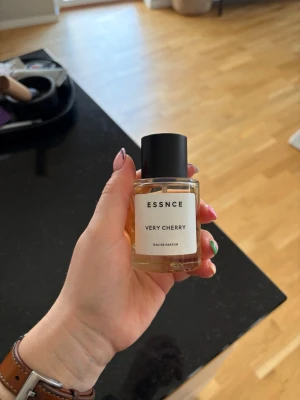 ESSNCE Very Cherry Eau de Parfum - Gudomlig doft men kommer tyvärr inte till användning hos mig. Se bilder för mängden som är kvar! Förvarad mörkt och svalt.
