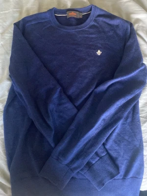 Morris tröja - Jag säljer denna feta morris tröjan i 100% merinoull. Kan användas till nästan allt och är perfekt för en fet outfit. Säljer den pga att jag har vuxit ur den. Strlk S men passar mer som en XS.