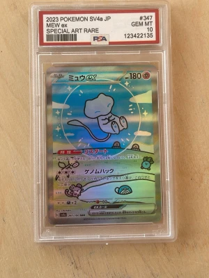 Pokémonkort Mew ex Special Art Rare - Obs vet ej om kortet är orginal, köptes begagnaf. Säljer ett japanskt Pokémonkort, Mew ex Special Art Rare från 2023 SV4a, graderat PSA 10 GEM MT. Kortet har en färgglad holografisk design med Mew och flera små Pokémonfigurer. Perfekt för samlare som vill ha något unikt och exklusivt.