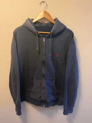 Polo RalphLauren Zip Hoodie - Tjena! Säljer denna riktigt schyssta RalphLauren hoodien, fint begagnat skick, storlek L, hör av dig vid funderingar!🙌