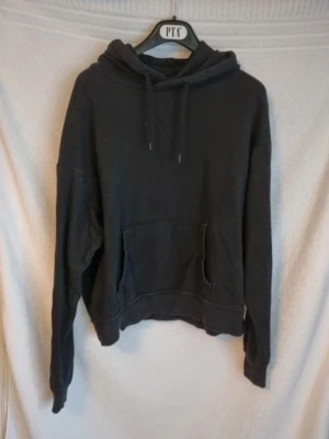 Svart hoodie - Svart hoodie med "glitter tyg" syns ej så mycket i verkligheten. Från lager 157 i storlek M men passar mig som vanligtvis har S. Fint skick.