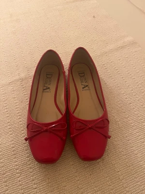 Röda ballerinaskor  - Nästintill oanvända. Köpta för över 1000kr och i nyskick.