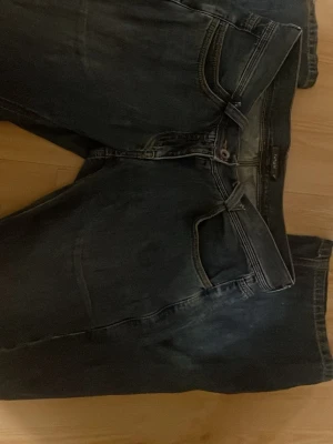 Mörkblå raka jeans från Jack & Jones - Super låg midjade butcut jeans med snygga bakfickor 😻