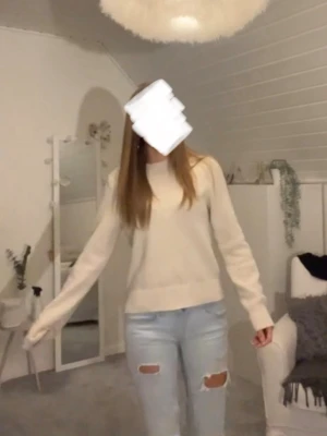 Beige stickad tröja med rund hals - En enkel och stilren beige stickad tröja med rund hals och långa ärmar💗