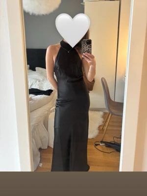 Balklänning  - Superfin svart balklänning från Gina Tricot som är helt slutsåld! Aldrig använd och har alla lappar kvar. Jag är ca 162.