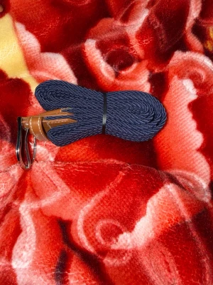 Mörkblå flätat bälte med läderdetaljer - Snyggt mörkblått flätat bälte med bruna läderdetaljer och silverfärgat spänne. Perfekt accessoar för att lyfta din outfit och ge en stilren touch. Passar till både jeans och chinos.