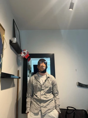 Ljusgrå skjorta i linne från THESE GLORY DAYS - Säljer en ljusgrå skjorta i linne med klassisk krage och knappar framtill. Skjortan har lång ärm och en avslappnad passform, perfekt för en chill och enkel stil. Passar till både jeans och chinos. Modellen är 182 cm och väger 75 kg