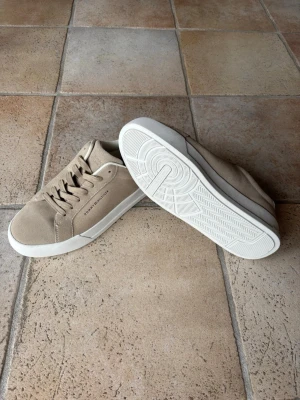 Helt nya Beige sneakers Tommy Hilfiger - Helt nya skor perfekt inför sommaren. Jag fick dessa i present men de passade inte i storlek. Kvitto finns inte men skorna är aldrig använda.