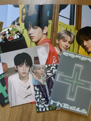 The Chaos Chapter: FREEZE album TXT - Säljer boken 'The Chaos Chapter: FREEZE' av TOMORROW X TOGETHER. Albumet har ett grått omslag med neon-grönt kors och inkluderar fotobok, vykort och photocard med bandets medlemmar. Perfekt för dig som gillar K-pop och samlar på TXT. Skriv gärna om ni har frågor eller vill ha fler bilder!!