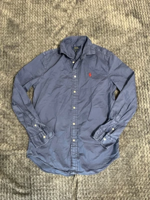 Ralph Lauren skjorta - Rikigt skön Ralph Lauren skjorta! Storlek 6 så den sitter ungefär som S. Perfekt nu till sommaren ☀️☀️ skriv om ni har några funderingar eller är intresserade
