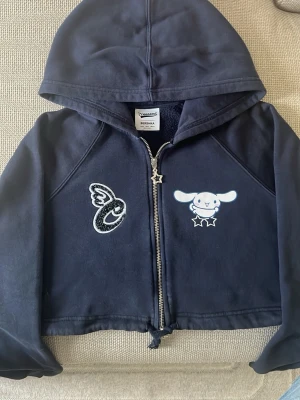 Hoodie  - Croppad Sanrio hoodie från bershka, jättesöt med tryck både fram och bak. Hör av dig om du har några frågor ☺️