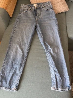 Ljusblå raka jeans - Mom slim fit high waist ankle jeans. Säljer ett par ljusblå jeans med rak passform och klassisk femficksdesign. Jeansen har hög midja och är tillverkade i denim. Perfekta för en avslappnad och trendig stil. Köptes för 299