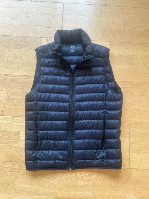 Mörblå Uniqlo Väst - Tja 👋! Säljer denna mörkblåa Uniqlo ”Ultra Light Down Vest” i storlek XS. Har lite slitage vid dragkedjan längst ned och upp (se bild 3) men mycket kvar att ge. Släng iväg ett pm så kan pris diskuteras! /TA