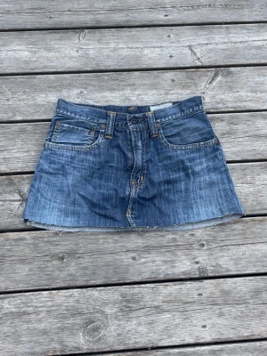 Vintage lågmidjad jeanskjol  - Superfin vintage jeanskjol som är lågmidjad! Märket heter Anchor Rieur. Midjemått: 36cm Längd: 26cm   