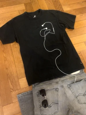 Nike T-shirt  - Grym kvalité, inga defekter. Storlek är M, Men Kolla måtten så de passar:)  Mått -|-  Axelmått: 47 cm  Längd: 67 cm  Bröst: 51 cm    Leverans sker dagen efter, men har du nån fråga är det bara att skriva :)