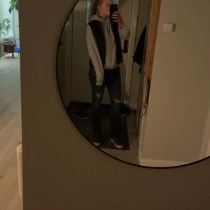 Gina low rise flare tall jeans - Säljer dessa då de ej kommer till användning, knappt använda jeans. Jag är 175 lång och dessa jeans sitter jätte bra på mig, både längden och vid midjan. Nypris 499.