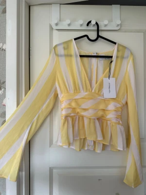 Randig tröja - Jättefin gul och vit randig tröja som passar år nu till sommaren, ny med prislappen kvar