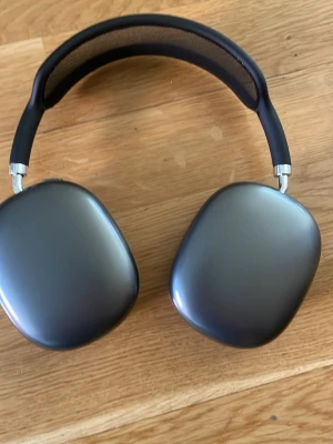 Apple AirPods Max hörlurar - Snygga Apple AirPods Max i rymdgrå färg. Over-ear design med stora, ovala kåpor i aluminium och mjukt meshband för extra komfort. Perfekta för musik, gaming eller film. Stilren och modern look som sticker ut.