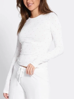 Vit pyjamas med små rosa hjärtan - Vit pyjamas med långärmad tröja och byxor,  med små rosa hjärtan. Säljer då byxorna är lite korta på mig, använt en gång 🥰