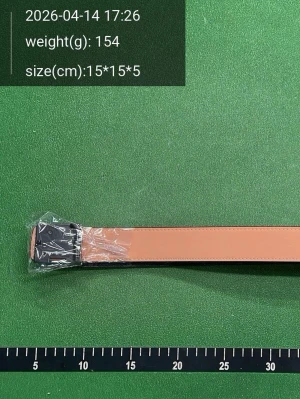 Svart L bälte - Snyggt svart bälte med klassiskt monogrammönster och beige insida. Bältet har en stilren metallspänne och passar perfekt till jeans eller byxor. Materialet känns slitstarkt och ger en exklusiv känsla.