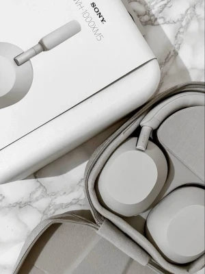 Sony WH-1000XM5 trådlösa hörlurar - Sony WH-1000XM5 är stilrena, ljusgrå over-ear hörlurar med mjuka öronkuddar och justerbart huvudband. De är trådlösa och levereras med ett matchande fodral. Perfekta för musik, poddar och brusreducering på språng. Hörlurarna kommer även med 5 års garanti på Webhallen💖