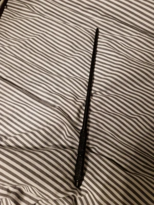 Svart trollstav för cosplay - Säljer en svart trollstav med detaljerat mönstrat handtag, perfekt för maskerad eller cosplay. Korta versionen.