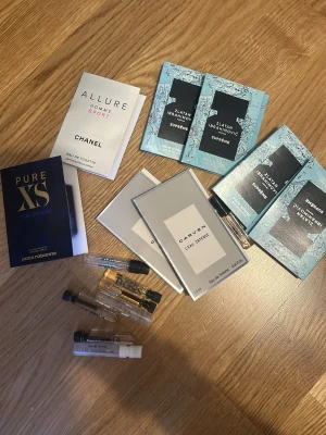 Parfymprover från olika märken - Ett mixat set med parfymprover från kända märken som Chanel Allure Homme Sport, Paco Rabanne Pure XS, Carven L'Eau Intense och Zlatan Ibrahimovic Supreme. Proverna kommer i små glasflaskor och pappersförpackningar, perfekta att testa nya dofter.