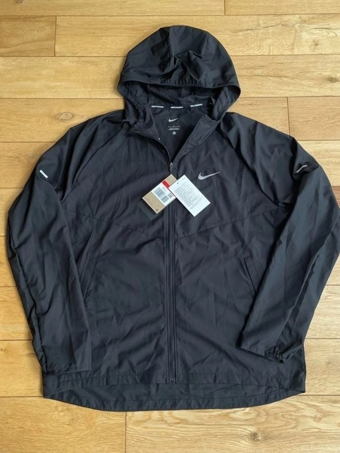 Svart vindjacka med huva från Nike