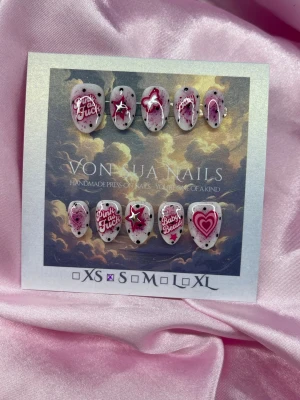 PrettyProblem (S);Short Almond - Unika press-on naglar i rosa och vitt med coola motiv som stjärnor, hjärtan och text som 'Pink as Fuck' och 'Baby Beauty'. Naglarna har mandelform och dekorerade detaljer i svart och glitter. Perfekt för dig som vill sticka ut med din nagelstil.