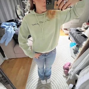 Turkos hoodie - Hoodie i fint skick, använd fåtal gånger 🤍