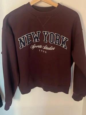 College tröja H&M - Hej! Säljer denna collegetröja i storlek xs från hm! Den är vinröd med texten New york på. Säljer pga att den e alldeles för liten. Den är endast använd ca 2-3 gånger. Orginal pris 300kr! Pris kan diskuteras!!💕