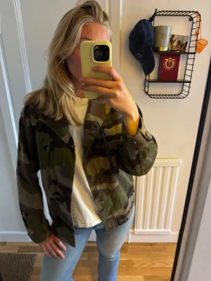 Super snygg kamo jacka från Smultronet💚 - Säljer min super snygga kamoflage jacka som tyvärr inte kommer till användning. Köpt på smultronet för 3000kr och säljer för 800kr💚Den är i nytt skick och har inga fläckar eller liknande. 