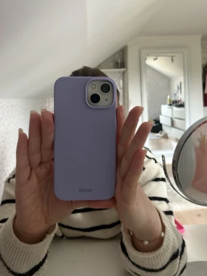 Lila mobilskal från Holdit - Snyggt lila mobilskal från Holdit i mjukt silikonmaterial. Mycket bra skick! För iPhone 13. 