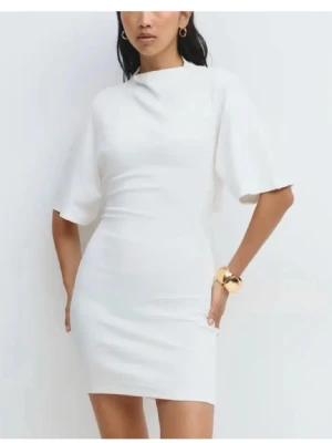 Vit kortklänning med knyt i ryggen - Supersöt klänning köpt förra året till skolavslutningen💕endast använd en gång och i bra skick, pris går att diskutera och egna bilder finns💕