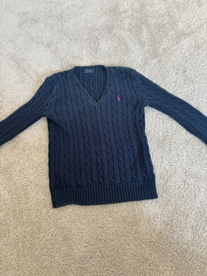  tjocktröja - Säljer en snygg polo tjocktröja, den behöver lite kärlek, storlek S men passar mer som XS, priset kan diskuteras vid snabb affär, frågor ? Skriv! Jag svarar alltid !!❤️🫰🏻