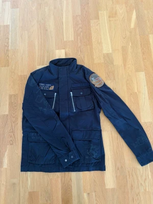 Schott overshirt/jacka - Säljer en helt ny overshirt/jacka från Schott den är helt ny med prislapp kvar den är jävligt fett!🤩Nypirs är: 2900kr, priset är huggit i sten, pris kan diskuteras vaid snabb affär, skriv om ni har frågor eller undrar över nått!🤩🙌