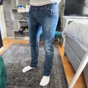 Jacob Cohen jeans - Mycket fint skick, inga defekter. Nypris ca 5000kr. Storlek W34 sitter som W33, L33. Rätt stretchigt material. Modellen är 185 cm, 80kg. Skriv för mer information!🤝