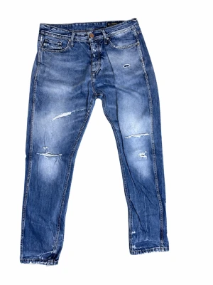 Jack and Jones jeans  - Säljer ett par snygga Jack & Jones-jeans i storlek W34 L34 i modellen erik antifit . Priset är inte hugget i sten
