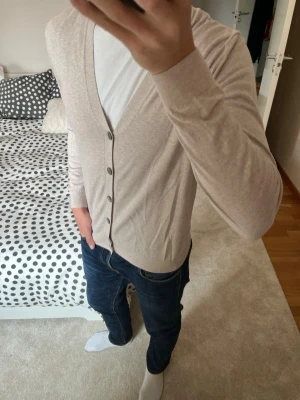 Beige tunn kofta med knappar från Massimo Dutti - Väldigt snygg beige stickad korta från Massimo Dutti i storleken M. Tröjan är riktigt skön då den är tillverkad av cashmere, silke och bomull! ✌🏼——————————————————————————                                                                      📐| Storlek: M                                                           👖| Märke: Massimo Dutti                                      🔎| Skick: Mycket Fint                                                      ✍🏻| Skriv om du har några frågor